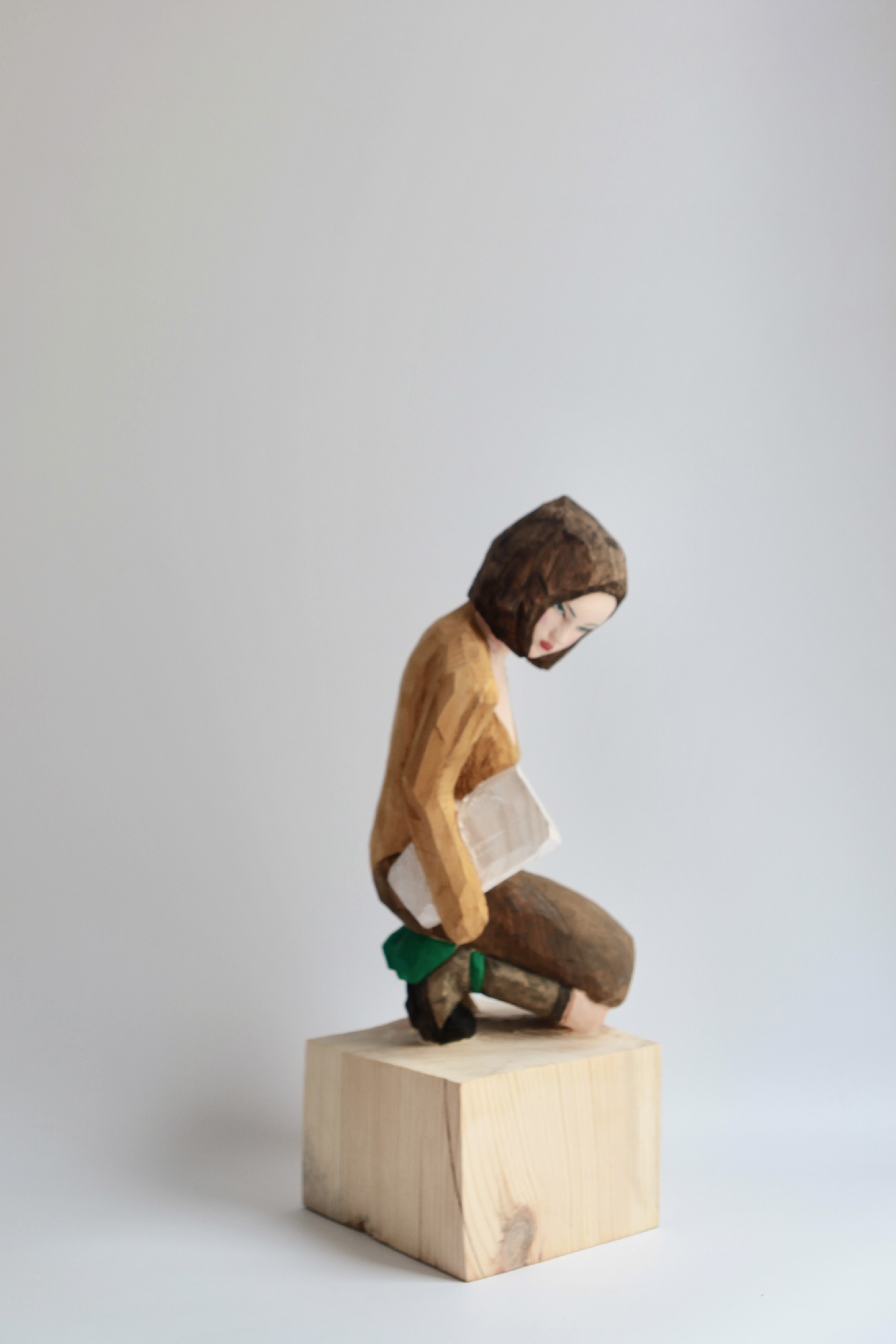 Cover girl, 2024 – Hideki Iinuma. H47 × 19 × 18 cm, Rote Kiefer.