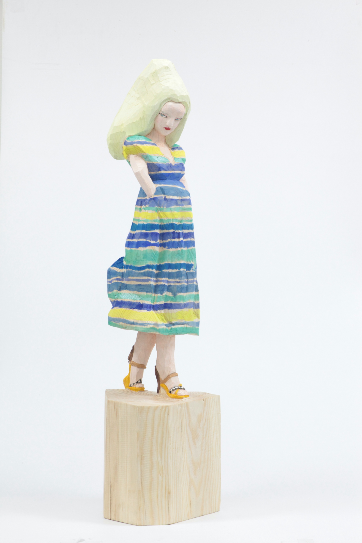 Linkoping, 2024 – Hideki Iinuma. H99 × 23 × 23 cm, Rote Kiefer.