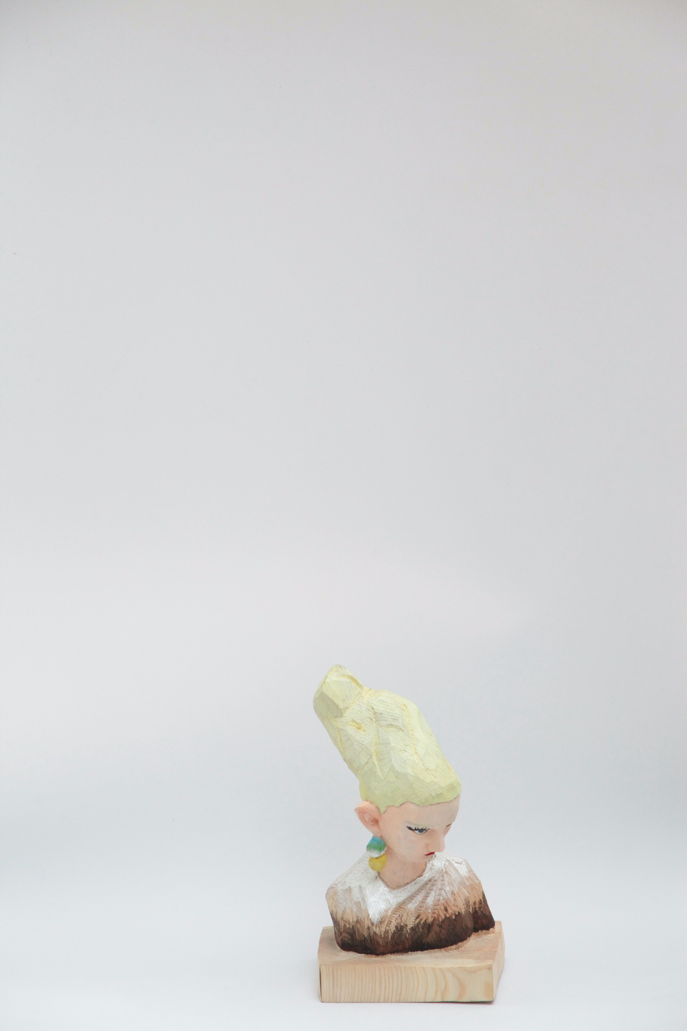 freaker, 2024 – Hideki Iinuma. H29 × 16 × 14 cm, Rote Kiefer.
