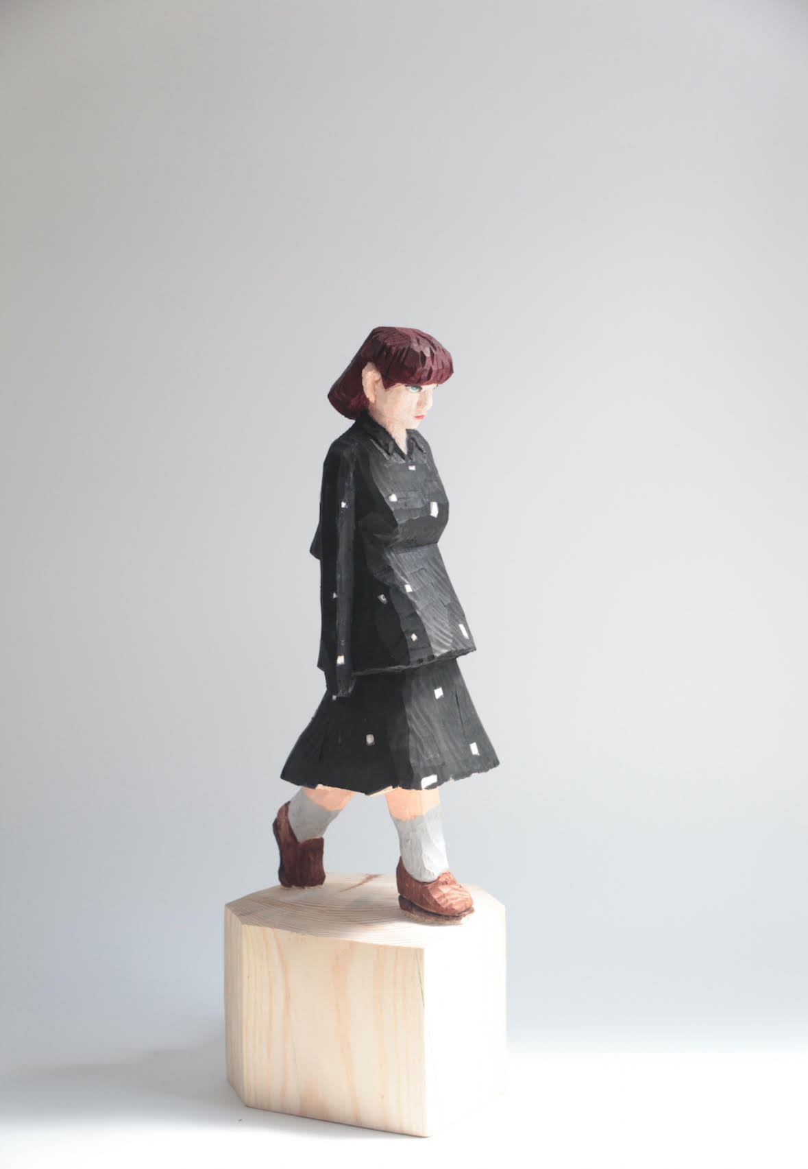 lala, 2025 – Hideki Iinuma. H60 × 17 × 21 cm, Rote Kiefer.