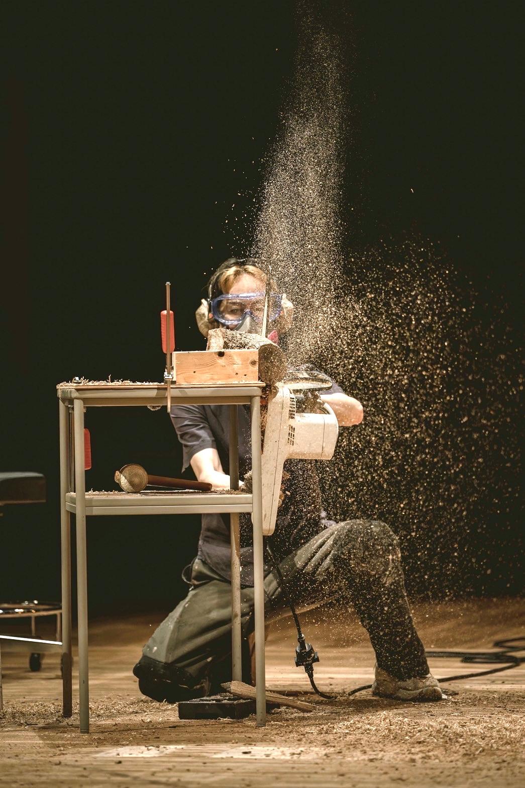 Hideki Iinuma mit Kettensäge bei einer Live-Performance, Japan 2025.