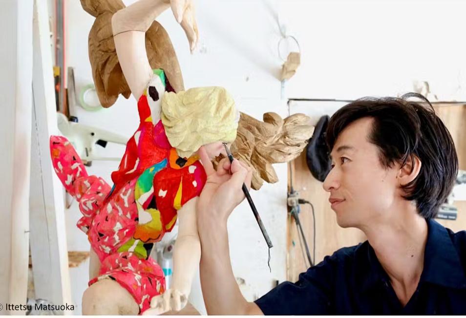 Hideki Iinuma in seinem Atelier, an einer Skulptur arbeitend.